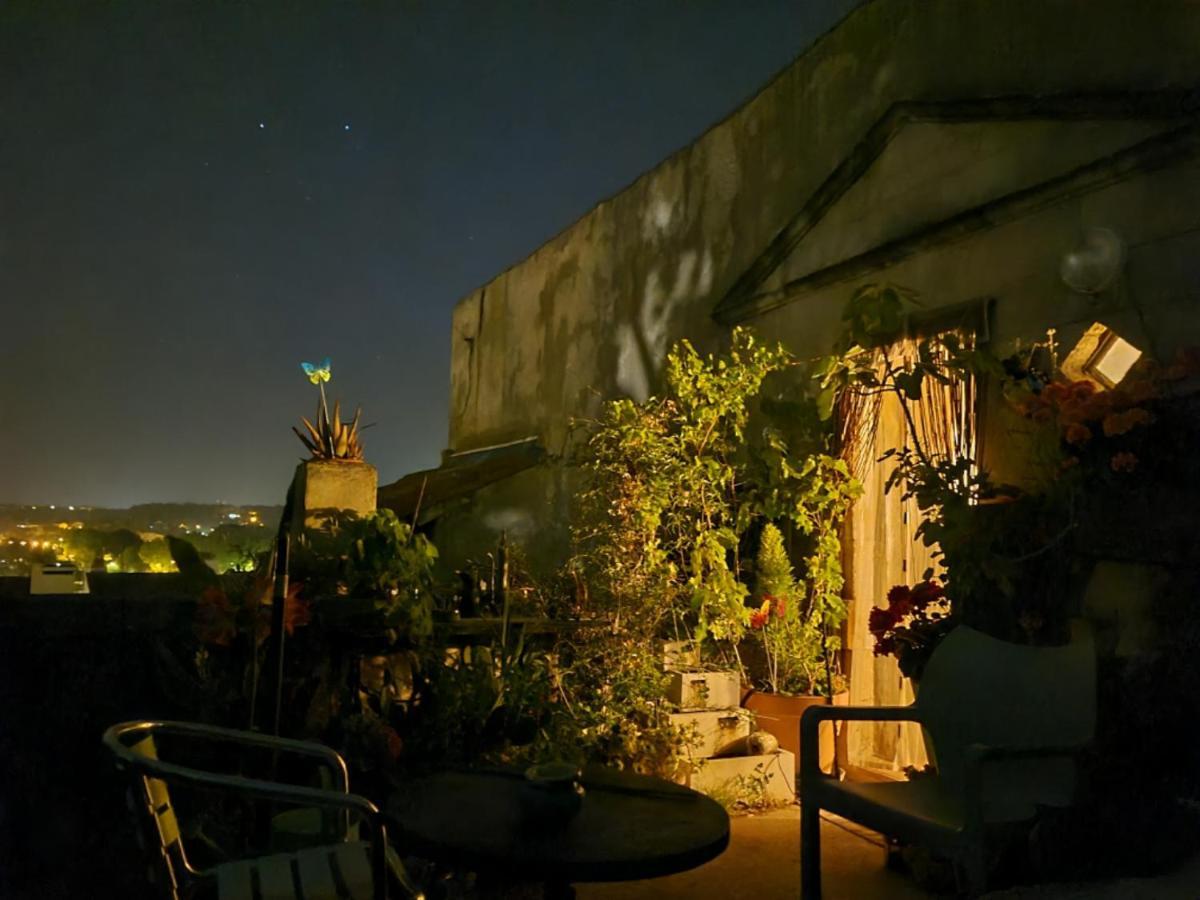 Un Nid Sur Les Toits Face Au Palais Des Papes Apartamento Avinhão Exterior foto